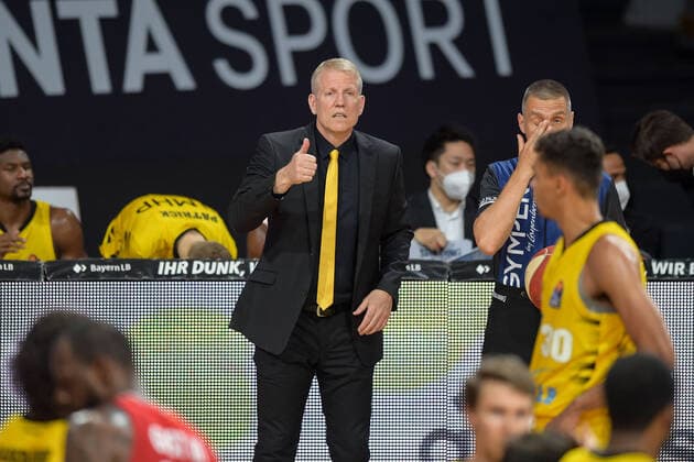 Basketball, BBL, 20210604, FC Bayern München - MHP RIESEN Ludwigsburg. Im Bild Head Coach der MHP Riesen Ludwigsburg John PATRICK hebt Daumen. München Audi Dome Bayern Deutschland Copyright: Passion2Press MarkusxFischerx