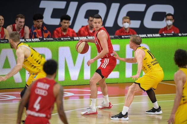 Basketball, BBL, 20210604, FC Bayern München - MHP RIESEN Ludwigsburg. Im Bild Zan Mark SISKO (FC Bayern München, 31) und Lukas HERZOG (MHP Riesen Ludwigsburg, 11). München Audi Dome Bayern Deutschland Copyright: Passion2Press MarkusxFischerx