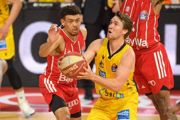 Basketball, BBL, 20210604, FC Bayern München - MHP RIESEN Ludwigsburg. Im Bild Wade BALDWIN (FC Bayern München, 2) und Jordan HULLS (MHP Riesen Ludwigsburg, 1) Korb. München Audi Dome Bayern Deutschland Copyright: Passion2Press MarkusxFischerx
