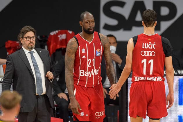 Basketball, BBL, 20210604, FC Bayern München - MHP RIESEN Ludwigsburg. Im Bild James GIST III (FC Bayern München, 21) und Vladimir LUCIC (FC Bayern München, 11) klatschen zur Auswechslung ab. München Audi Dome Bayern Deutschland Copyright: Passion2Press MarkusxFischerx