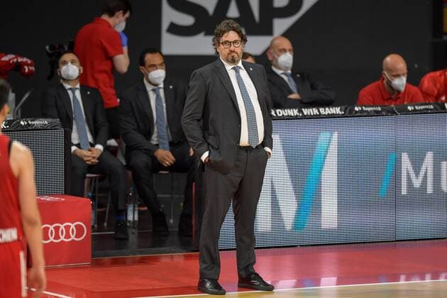 Basketball, BBL, 20210604, FC Bayern München - MHP RIESEN Ludwigsburg. Im Bild Head Coach des FC Bayern München Andrea TRINCHIERI Sponsor Flughafen München. München Audi Dome Bayern Deutschland Copyright: Passion2Press MarkusxFischerx