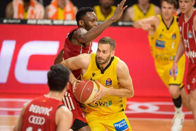 Basketball, BBL, 20210604, FC Bayern München - MHP RIESEN Ludwigsburg. Im Bild JaJuan JOHNSON (FC Bayern München, 25) und Jonas WOHLFARTH-BOTTERMANN (MHP Riesen Ludwigsburg, 18) Dribbling Ball. München Audi Dome Bayern Deutschland Copyright: Passion2Press MarkusxFischerx