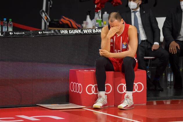Basketball, BBL, 20210604, FC Bayern München - MHP RIESEN Ludwigsburg. Im Bild Robin AMAIZE (FC Bayern München, 15) vor Einwechslung Hand vor Augen. München Audi Dome Bayern Deutschland Copyright: Passion2Press MarkusxFischerx
