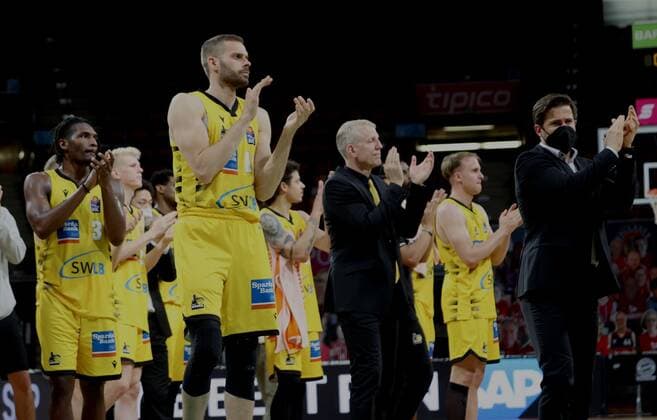 Ludwigsburg - Spieler, Trainer und Verantwortliche nach Spielende. Basketball, Bayern - Ludwigsburg, BBL-Playoff, Halbfinale, 4.Spiel, Saison 2020-2021, am 4.6.2021 in Muenchen, A U D I D O M E, Deutschland. Quelle Copyright Credit : Oryk HAIST