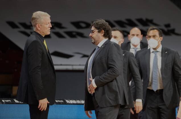 Ludwigsburgs Trainer John PATRICK (l.) und Bayerns - Head Coach Andrea TRINCHIERI nach Spielende. Basketball, Bayern - Ludwigsburg, BBL-Playoff, Halbfinale, 4.Spiel, Saison 2020-2021, am 4.6.2021 in Muenchen, A U D I D O M E, Deutschland. Quelle Copyright Credit : Oryk HAIST