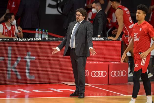 Basketball, BBL, 20210604, FC Bayern München - MHP RIESEN Ludwigsburg. Im Bild Head Coach des FC Bayern München Andrea TRINCHIERI ratlos hinterfragend. München Audi Dome Bayern Deutschland Copyright: Passion2Press MarkusxFischerx