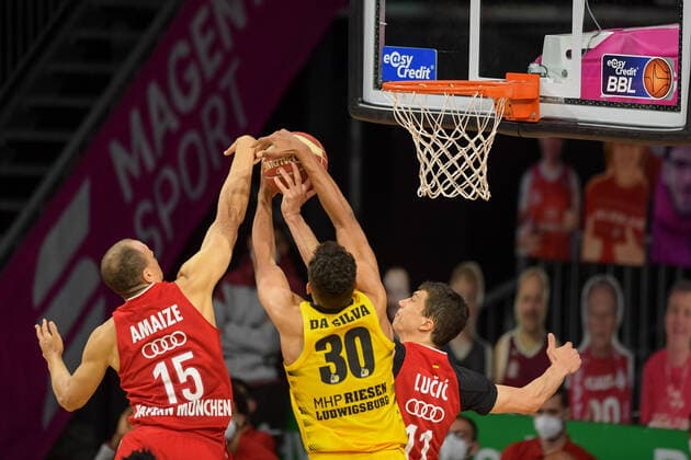 Basketball, BBL, 20210604, FC Bayern München - MHP RIESEN Ludwigsburg. Im Bild Robin AMAIZE (FC Bayern München, 15), Oscar DA SILVA (MHP Riesen Ludwigsburg, 30) und Vladimir LUCIC (FC Bayern München, 11) Rebound. München Audi Dome Bayern Deutschland Copyright: Passion2Press MarkusxFischerx