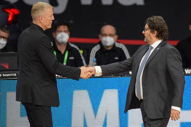 Basketball, BBL, 20210604, FC Bayern München - MHP RIESEN Ludwigsburg. Im Bild Head Coach der MHP Riesen Ludwigsburg John PATRICK und Head Coach des FC Bayern München Andrea TRINCHIERI Shake Hands nach Spiel. München Audi Dome Bayern Deutschland Copyright: Passion2Press MarkusxFischerx
