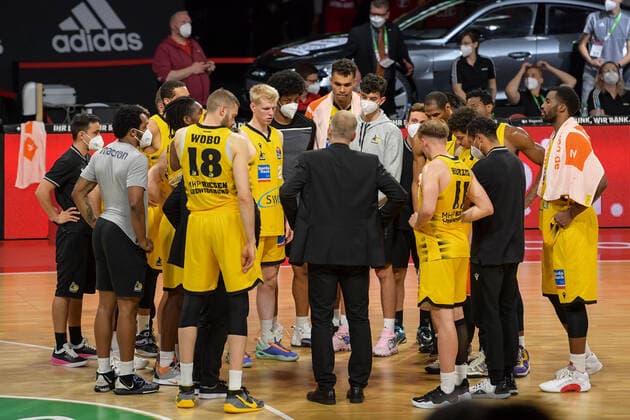 Basketball, BBL, 20210604, FC Bayern München - MHP RIESEN Ludwigsburg. Im Bild Head Coach der MHP Riesen Ludwigsburg John PATRICK spricht zum Team nach Niederlage Ausscheiden. München Audi Dome Bayern Deutschland Copyright: Passion2Press MarkusxFischerx