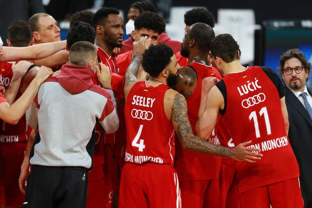 FCBB Jubel, Mannschaftsjubel, Schlussjubel nach dem 82-73 Sieg und Einzug ins Finale. Basketball, 1. Bundesliga, BBL, Playoff, Spiel 4, FC Bayern München - MHP Riesen Ludwigsburg im Audi Dome am 04.06.2021 FOTO: Mladen Lackovic LakoPress