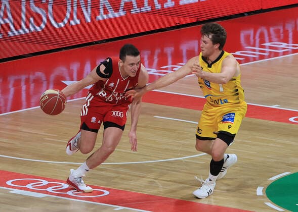 04.06.2021, Halbfinale BBL Play off, FCB Basketball vs Ludwigsburg, Audi Dome Muenchen , im Bild: Zan Mark Sisko (FCB Basketball) vs Jordan Hulls (Ludwigsburg Riesen)