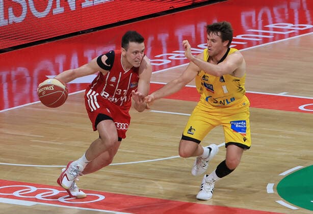 04.06.2021, BBL Play off, FCB Basketball vs Ludwigsburg, Audi Dome Muenchen , im Bild: Zan Mark Sisko (FCB Basketball) vs Jordan Hulls (Ludwigsburg Riesen)