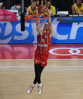 04.06.2021, BBL Play off, FCB Basketball vs Ludwigsburg, Audi Dome Muenchen , im Bild: Robin Amaize (FCB Basketball) im Alleingang