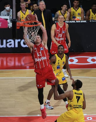 04.06.2021, BBL Play off, FCB Basketball vs Ludwigsburg, Audi Dome Muenchen , im Bild: Leon Radosevic (FCB Basketball) am Korb, Robin Amaize (FCB Basketball), Jalen Smith (Ludwigsburg Riesen) und Jamel McLean (Ludwigsburg Riesen) schauen zu