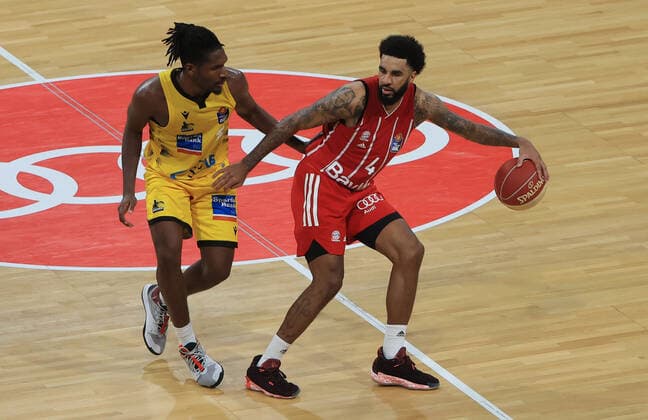 04.06.2021, BBL Play off, FCB Basketball vs Ludwigsburg, Audi Dome Muenchen , im Bild: Jalen Smith (Ludwigsburg Riesen) vs D.J Seeley (FCB Basketball)