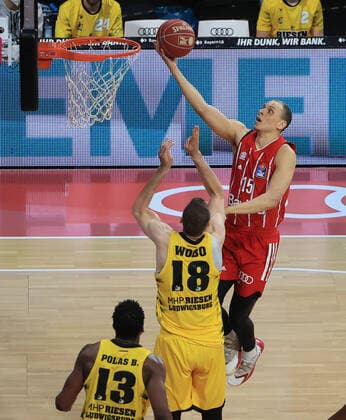 04.06.2021, BBL Play off, FCB Basketball vs Ludwigsburg, Audi Dome Muenchen , im Bild: Yorman Polas Bartolo (Ludwigsburg Riesen), Jonas Wohlfahrt -Bottermann (Ludwigsburg Riesen) und Robin Amaize (FCB Basketball)