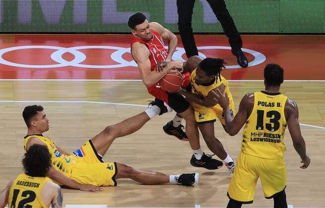 04.06.2021, BBL Play off, FCB Basketball vs Ludwigsburg, Audi Dome Muenchen , im Bild: Jonah Radebaugh (Ludwigsburg Riesen), Oscar da Silva (Ludwigsburg Riesen) am Boden, Wade Baldwin (FCB Basketball) von Jalen Smith (Ludwigsburg Riesen) gefault und Yorman Polas Bartolo (Ludwigsburg Riesen)
