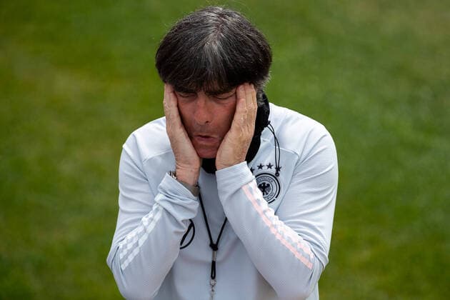 Jogi Loew cremt sein Gesicht vor dem Abschlusstraining in Seefeld ein GER, die deutsche Nationalmannschaft im Trainingslager in Seefeld Tirol, Oesterreich, 05.06.2021, Europameisterschaft 2021, das DFB Team. DFL REGULATIONS PROHIBIT ANY USE OF PHOTOGRAPHS AS IMAGE SEQUENCES AND OR QUASI-VIDEO - NATIONAL AND INTERNATIONAL NEWS-AGENCIES OUT EDITORIAL USE ONLY GER, die deutsche Nationalmannschaft im Trainingslager in Seefeld Tirol, Oesterreich, 05.06.2021 Seefeld Copyright: xEibner-Pressefoto RogerxBuerkex EP_EER