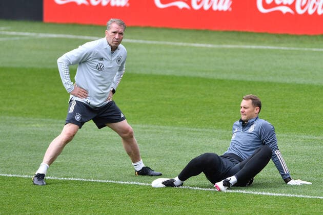 Trainingslager deutsche Fußball-Nationalmannschaft am 05.06.2021 in Seefeld Andreas Köpke ( Torwartrainer Deutschland ), links - Manuel Neuer ( Deutschland ), rechts