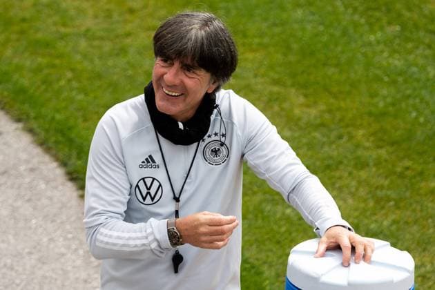 Jogi Loew gut gelaunt GER, die deutsche Nationalmannschaft im Trainingslager in Seefeld Tirol, Oesterreich, 05.06.2021, Europameisterschaft 2021, das DFB Team. DFL REGULATIONS PROHIBIT ANY USE OF PHOTOGRAPHS AS IMAGE SEQUENCES AND OR QUASI-VIDEO - NATIONAL AND INTERNATIONAL NEWS-AGENCIES OUT EDITORIAL USE ONLY GER, die deutsche Nationalmannschaft im Trainingslager in Seefeld Tirol, Oesterreich, 05.06.2021 Seefeld Copyright: xEibner-Pressefoto RogerxBuerkex EP_EER