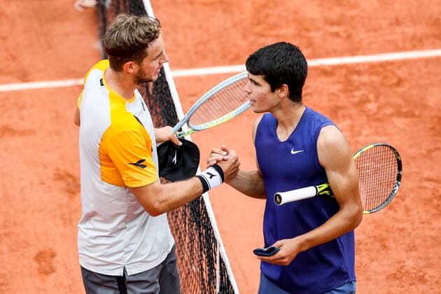 TENNIS - French Open 2021 PARIS,FRANCE,05.June.21 - TENNIS - ATP, Tennis Herren World Tour, French Open, Roland Garros, Grand Slam. Image shows Jan-Lennard Struff (GER) and Carlos Alcaraz (ESP).  GEPAxpictures xPatrickxSteiner