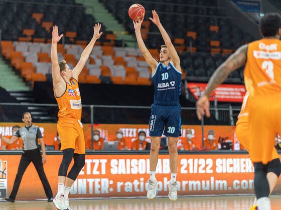 Patrick Heckmann (Ratiopharm Ulm 33), Tim Schneider (Alba Berlin, 10), Ratiopharm Ulm vs. Alba Berlin, Basketball, Playoffs, Spiel 4, Spielzeit 2020 2021, 05.06.2021, Ratiopharm Ulm vs. Alba Berlin, Basketball, Playoffs, Spiel 4, Spielzeit 2020 2021, 05.06.2021 Neu-Ulm Copyright: xEibner-Pressefoto SaschaxWaltherx EP_EER