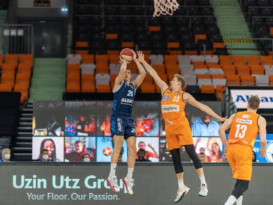 Simone Fontecchio (Alba Berlin, 20), Patrick Heckmann (Ratiopharm Ulm 33), Ratiopharm Ulm vs. Alba Berlin, Basketball, Playoffs, Spiel 4, Spielzeit 2020 2021, 05.06.2021, Ratiopharm Ulm vs. Alba Berlin, Basketball, Playoffs, Spiel 4, Spielzeit 2020 2021, 05.06.2021 Neu-Ulm Copyright: xEibner-Pressefoto SaschaxWaltherx EP_EER