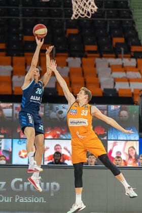 Simone Fontecchio (Alba Berlin, 20), Patrick Heckmann (Ratiopharm Ulm 33), Ratiopharm Ulm vs. Alba Berlin, Basketball, Playoffs, Spiel 4, Spielzeit 2020 2021, 05.06.2021, Ratiopharm Ulm vs. Alba Berlin, Basketball, Playoffs, Spiel 4, Spielzeit 2020 2021, 05.06.2021 Neu-Ulm Copyright: xEibner-Pressefoto SaschaxWaltherx EP_EER