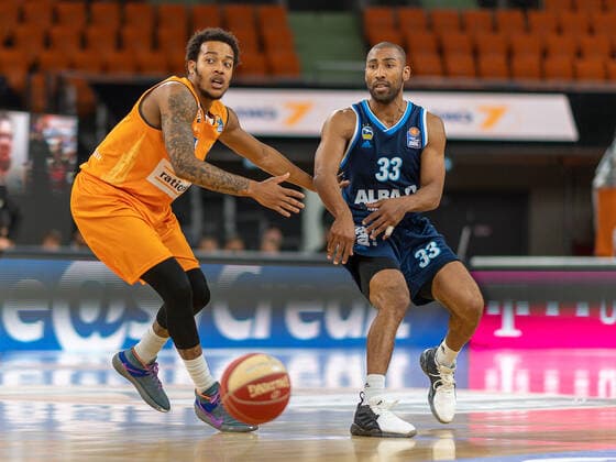 Troy Caupain (Ratiopharm Ulm 23), Jayson Granger (Alba Berlin, 33), Ratiopharm Ulm vs. Alba Berlin, Basketball, Playoffs, Spiel 4, Spielzeit 2020 2021, 05.06.2021, Ratiopharm Ulm vs. Alba Berlin, Basketball, Playoffs, Spiel 4, Spielzeit 2020 2021, 05.06.2021 Neu-Ulm Copyright: xEibner-Pressefoto SaschaxWaltherx EP_EER