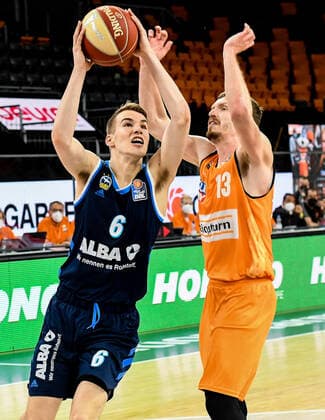 GER, BBL, Play-offs, ratiopharm ulm vs Alba Berlin 05.06.2021, ratiopharm arena, Neu-Ulm, GER, BBL, Play-offs, ratiopharm ulm vs Alba Berlin, im Bild Malte Delow (Berlin, 6), Andreas Obst (Ulm, 13)