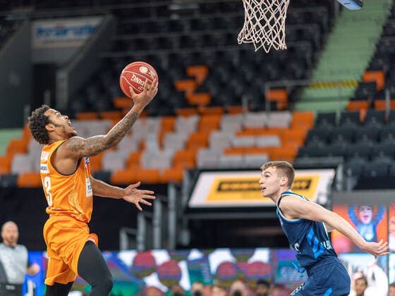 Troy Caupain (Ratiopharm Ulm 23), Malte Delow (Alba Berlin, 06), Ratiopharm Ulm vs. Alba Berlin, Basketball, Playoffs, Spiel 4, Spielzeit 2020 2021, 05.06.2021, Ratiopharm Ulm vs. Alba Berlin, Basketball, Playoffs, Spiel 4, Spielzeit 2020 2021, 05.06.2021 Neu-Ulm Copyright: xEibner-Pressefoto SaschaxWaltherx EP_EER