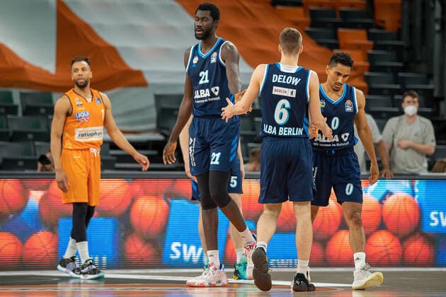 Christ Koumadje (Alba Berlin, 21), Malte Delow (Alba Berlin, 06),Maodo Lo (Alba Berlin, 00), freuen sich, John Petrucelli (Ratiopharm Ulm 07) ist enttaeuscht, Ratiopharm Ulm vs. Alba Berlin, Basketball, Playoffs, Spiel 4, Spielzeit 2020 2021, 05.06.2021, Ratiopharm Ulm vs. Alba Berlin, Basketball, Playoffs, Spiel 4, Spielzeit 2020 2021, 05.06.2021 Neu-Ulm Copyright: xEibner-Pressefoto SaschaxWaltherx EP_EER