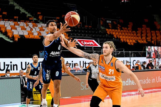 GER, BBL, Play-offs, ratiopharm ulm vs Alba Berlin 05.06.2021, ratiopharm arena, Neu-Ulm, GER, BBL, Play-offs, ratiopharm ulm vs Alba Berlin, im Bild Maodo Lo (Berlin, 0) setzt sich gegen Dylan Osetkowski (Ulm, 21) durch