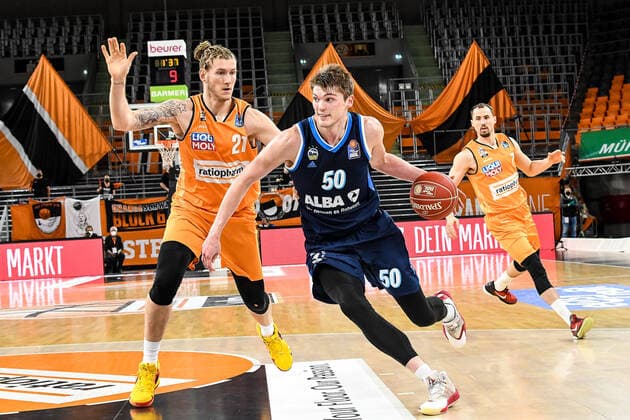 GER, BBL, Play-offs, ratiopharm ulm vs Alba Berlin 05.06.2021, ratiopharm arena, Neu-Ulm, GER, BBL, Play-offs, ratiopharm ulm vs Alba Berlin, im Bild Ben Lammers (Berlin, 50) setzt sich gegen Dylan Osetkowski (Ulm, 21) durch, im Hintergrund John Petrucelli (Ulm, 7)