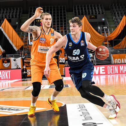 GER, BBL, Play-offs, ratiopharm ulm vs Alba Berlin 05.06.2021, ratiopharm arena, Neu-Ulm, GER, BBL, Play-offs, ratiopharm ulm vs Alba Berlin, im Bild Ben Lammers (Berlin, 50) setzt sich gegen Dylan Osetkowski (Ulm, 21) durch