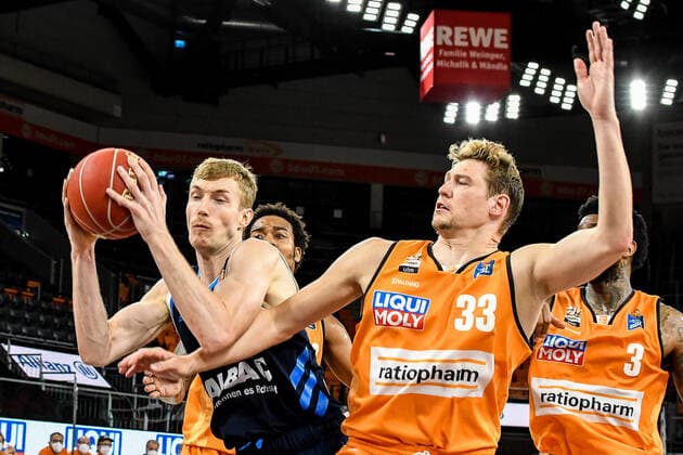 GER, BBL, Play-offs, ratiopharm ulm vs Alba Berlin 05.06.2021, ratiopharm arena, Neu-Ulm, GER, BBL, Play-offs, ratiopharm ulm vs Alba Berlin, im Bild viel Körpereinsatz, Niels Giffey (Berlin, 5), Patrick Heckmann (Ulm, 33)