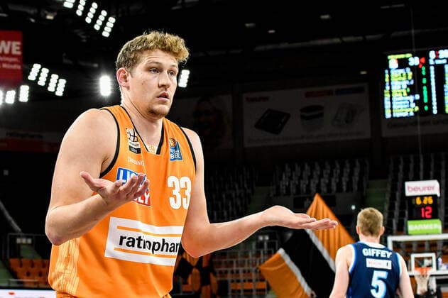 GER, BBL, Play-offs, ratiopharm ulm vs Alba Berlin 05.06.2021, ratiopharm arena, Neu-Ulm, GER, BBL, Play-offs, ratiopharm ulm vs Alba Berlin, im Bild Patrick Heckmann (Ulm, 33) nach einem Foul gegen ihn, kann Schiedsrichterentscheidung nicht nachvollziehen