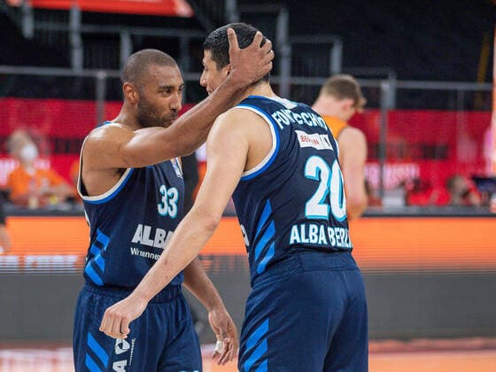 Jubel in Berlin, Jayson Granger (Alba Berlin, 33), Simone Fontecchio (Alba Berlin, 20), Ratiopharm Ulm vs. Alba Berlin, Basketball, Playoffs, Spiel 4, Spielzeit 2020 2021, 05.06.2021, Ratiopharm Ulm vs. Alba Berlin, Basketball, Playoffs, Spiel 4, Spielzeit 2020 2021, 05.06.2021 Neu-Ulm Copyright: xEibner-Pressefoto SaschaxWaltherx EP_EER