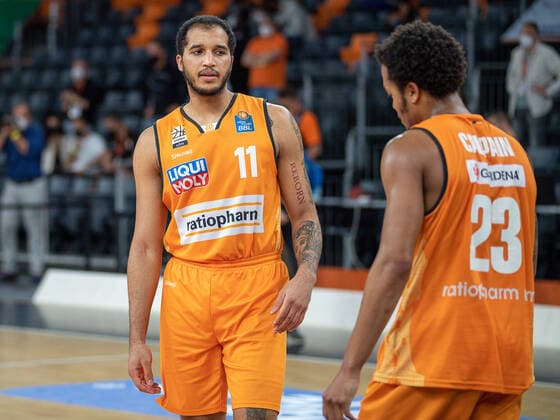Tief enttaeuscht, Troy Caupain (Ratiopharm Ulm 23), wird getroestet von Isaiah Wilkins (Ratiopharm Ulm 11) Ratiopharm Ulm vs. Alba Berlin, Basketball, Playoffs, Spiel 4, Spielzeit 2020 2021, 05.06.2021, Ratiopharm Ulm vs. Alba Berlin, Basketball, Playoffs, Spiel 4, Spielzeit 2020 2021, 05.06.2021 Neu-Ulm Copyright: xEibner-Pressefoto SaschaxWaltherx EP_EER