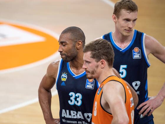 Freud und leid dicht an dicht, Jayson Granger (Alba Berlin, 33), Andreas Obst (Ratiopharm Ulm 13), Nils Giffey (Alba Berlin, 05), Ratiopharm Ulm vs. Alba Berlin, Basketball, Playoffs, Spiel 4, Spielzeit 2020 2021, 05.06.2021, Ratiopharm Ulm vs. Alba Berlin, Basketball, Playoffs, Spiel 4, Spielzeit 2020 2021, 05.06.2021 Neu-Ulm Copyright: xEibner-Pressefoto SaschaxWaltherx EP_EER