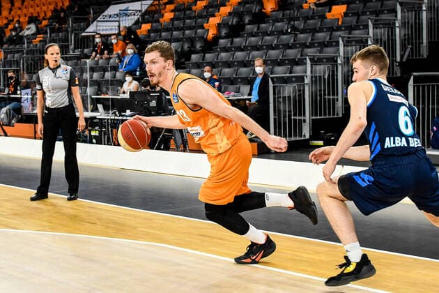 GER, BBL, Play-offs, ratiopharm ulm vs Alba Berlin 05.06.2021, ratiopharm arena, Neu-Ulm, GER, BBL, Play-offs, ratiopharm ulm vs Alba Berlin, im Bild Schiedsrichterin Anne Panther, Andreas Obst (Ulm, 13), Malte Delow (Berlin, 6)