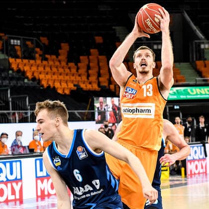 GER, BBL, Play-offs, ratiopharm ulm vs Alba Berlin 05.06.2021, ratiopharm arena, Neu-Ulm, GER, BBL, Play-offs, ratiopharm ulm vs Alba Berlin, im Bild Malte Delow (Berlin, 6), Andreas Obst (Ulm, 13) punktet