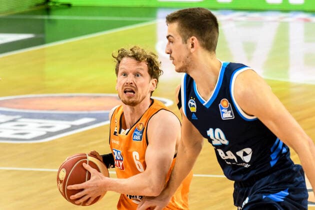 GER, BBL, Play-offs, ratiopharm ulm vs Alba Berlin 05.06.2021, ratiopharm arena, Neu-Ulm, GER, BBL, Play-offs, ratiopharm ulm vs Alba Berlin, im Bild Per Günther Guenther (Ulm, 6), Tim Schneider (Berlin, 10)