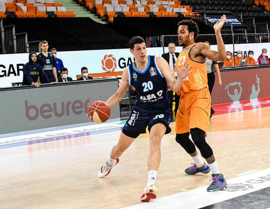 GER, BBL, Play-offs, ratiopharm ulm vs Alba Berlin 05.06.2021, ratiopharm arena, Neu-Ulm, GER, BBL, Play-offs, ratiopharm ulm vs Alba Berlin, im Bild Simone Fontecchio (Berlin, 20), Troy Caupain (Ulm, 23)