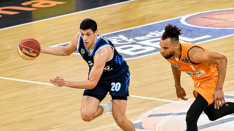 GER, BBL, Play-offs, ratiopharm ulm vs Alba Berlin 05.06.2021, ratiopharm arena, Neu-Ulm, GER, BBL, Play-offs, ratiopharm ulm vs Alba Berlin, im Bild Demitrius Conger (Ulm, 1) versucht Simone Fontecchio (Berlin, 20) zu folgen