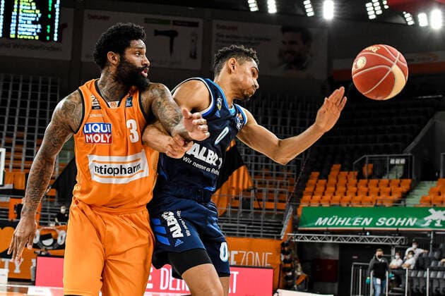 GER, BBL, Play-offs, ratiopharm ulm vs Alba Berlin 05.06.2021, ratiopharm arena, Neu-Ulm, GER, BBL, Play-offs, ratiopharm ulm vs Alba Berlin, im Bild Cameron Clark (Ulm, 3) mit Körpereinsatz gegen Maodo Lo (Berlin, 0)