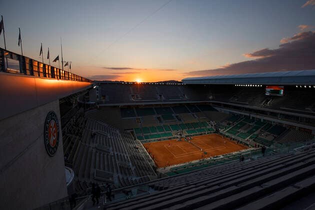 French Open Feature, Geisterspiel ohne Zuschauer, Fans auf Court Philippe Chatrier, Dominik Koepfer gegen Roger Federer, Nightsession, Sonnenuntergang Tennis - French Open 2021 - Grand Slam ATP, Tennis Herren WTA, Tennis Damen ITF - Roland Garros - Paris - - France - 5 June 2021. Copyright: xJuergenxHasenkopfx