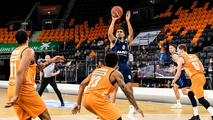GER, BBL, Play-offs, ratiopharm ulm vs Alba Berlin 05.06.2021, ratiopharm arena, Neu-Ulm, GER, BBL, Play-offs, ratiopharm ulm vs Alba Berlin, im Bild Maodo Lo (Berlin, 0) beim Wurf, Isaiah Wilkins (Ulm, 11), Troy Caupain (Ulm, 23) und Andreas Obst (Ulm, 13) als Zuschauer