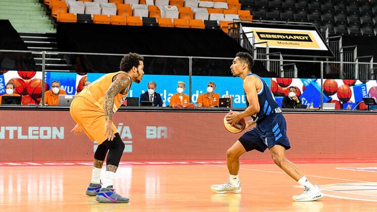GER, BBL, Play-offs, ratiopharm ulm vs Alba Berlin 05.06.2021, ratiopharm arena, Neu-Ulm, GER, BBL, Play-offs, ratiopharm ulm vs Alba Berlin, im Bild Troy Caupain (Ulm, 23), Maodo Lo (Berlin, 0)