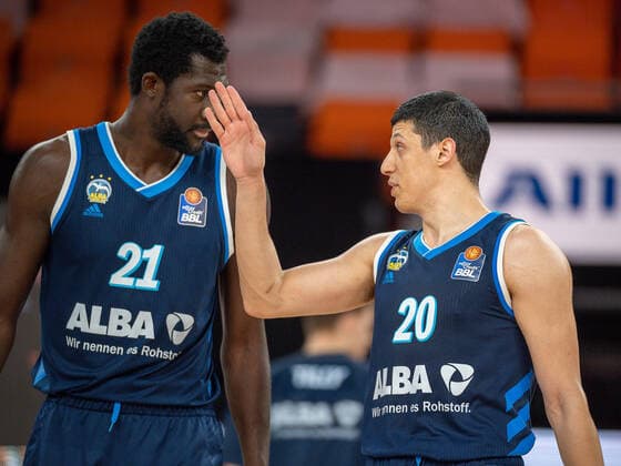 Christ Koumadje (Alba Berlin, 21), Simone Fontecchio (Alba Berlin, 20), Ratiopharm Ulm vs. Alba Berlin, Basketball, Playoffs, Spiel 4, Spielzeit 2020 2021, 05.06.2021, Ratiopharm Ulm vs. Alba Berlin, Basketball, Playoffs, Spiel 4, Spielzeit 2020 2021, 05.06.2021 Neu-Ulm Copyright: xEibner-Pressefoto SaschaxWaltherx EP_EER